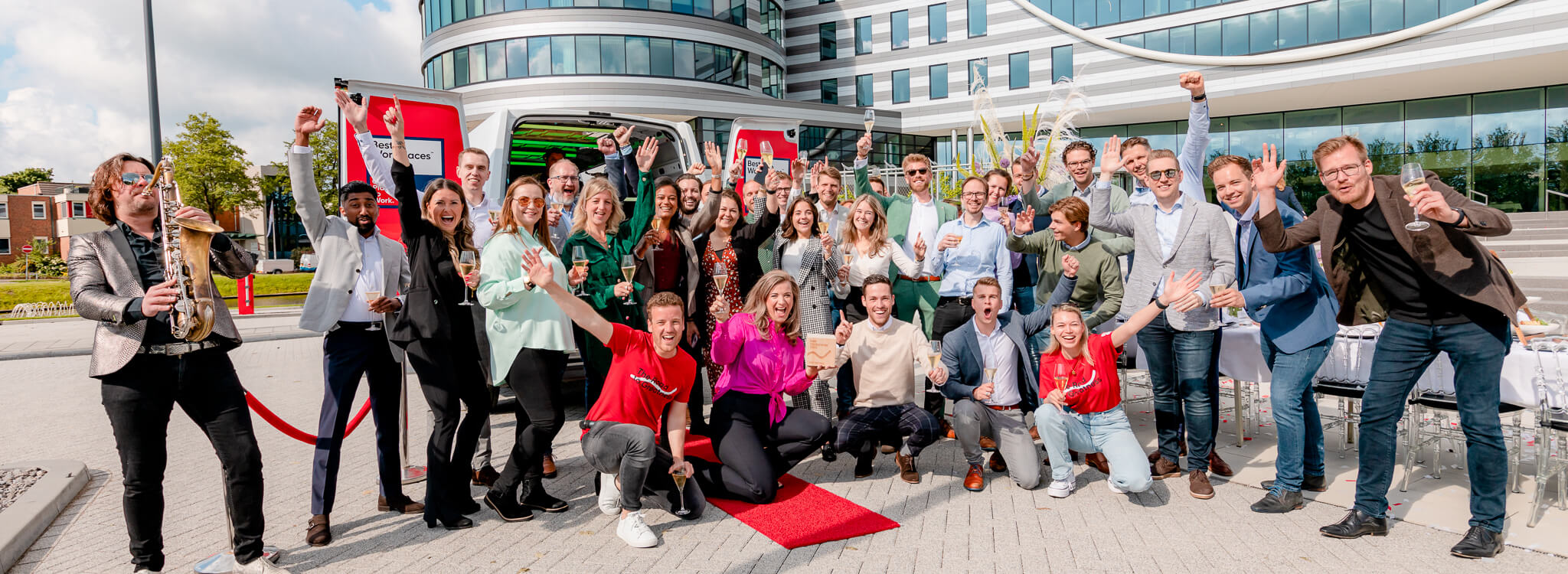 Medewerkers van AFAS Software poseren met Best Workplaces 2022 award voor hun kantoor in Leusden