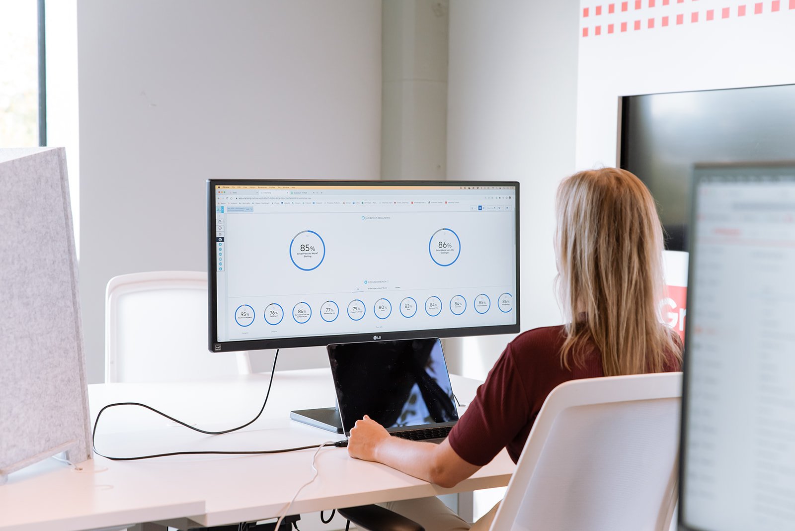 Medewerker van Great Place To Work bekijkt resultaten medewerkersonderzoek op computerscherm