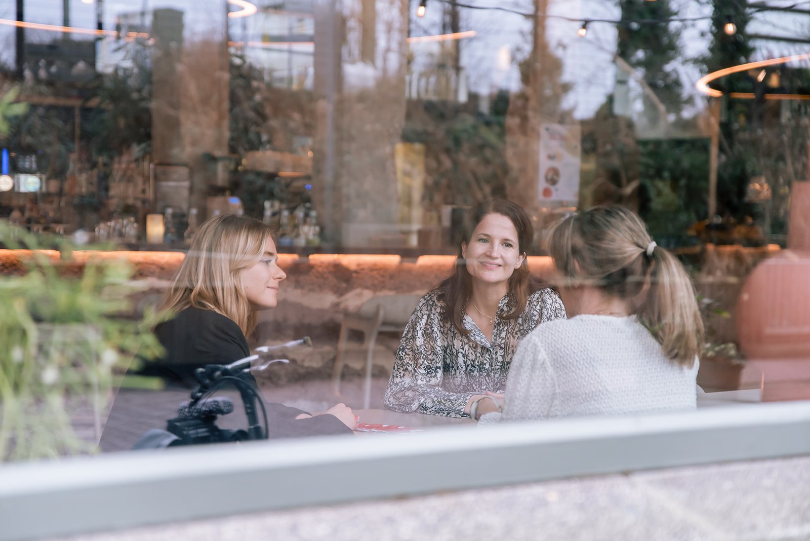 Vrouwelijke medewerkers van Great Place To Work praten met elkaar